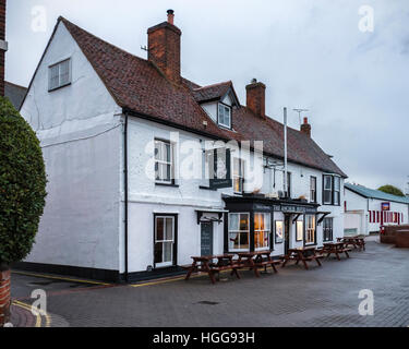 Il dispositivo di ancoraggio, tradizionale Pub Inglese e l'hotel Riverside alloggio sul fiume Crouch, Burnham on Crouch, Essex, Inghilterra Foto Stock