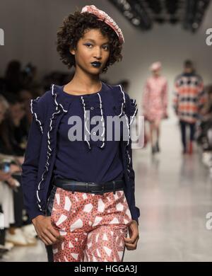 Londra, Regno Unito. 08 gen 2017. I gemelli passerella al London Fashion Week 08/01/2017 | Verwendung weltweit/picture alliance © dpa/Alamy Live News Foto Stock