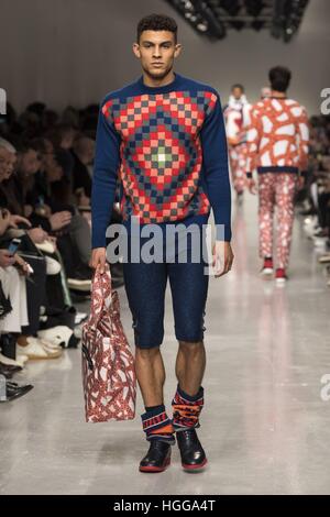 Londra, Regno Unito. 08 gen 2017. I gemelli passerella al London Fashion Week 08/01/2017 | Verwendung weltweit/picture alliance © dpa/Alamy Live News Foto Stock