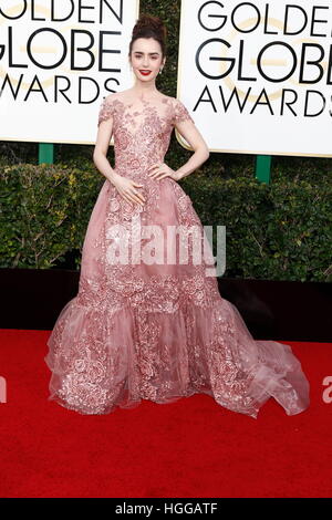 Beverly Hills, noi. 08 gen 2017. Lily Collins arriva al 74Annuale di Golden Globe Awards, Golden Globes, in Beverly Hills Los Angeles, Stati Uniti d'America, il 08 gennaio 2017. Foto: Hubert Boesl foto: Hubert Boesl//dpa/Alamy Live News Foto Stock