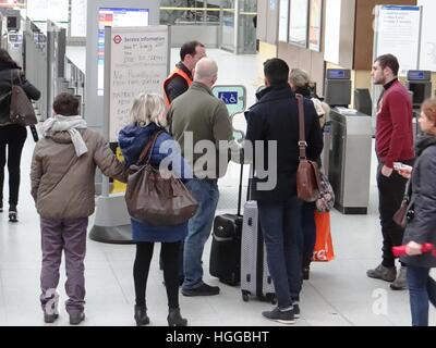 Londra, Regno Unito. Il 9 gennaio, 2017. Tubo sciopero colpisce i passeggeri viaggi su Lunedì, Londra, UK © Nastia M/Alamy Live News Foto Stock