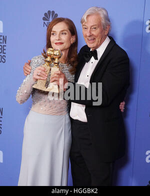 Los Angeles, Stati Uniti d'America. 08 gen 2017. Isabelle Huppert, Paul Verhoeven 332 Press room presso la 74Annuale di Golden Globe Awards presso il Beverly Hilton di Los Angeles. Gennaio 08, 2017 © Gamma-USA/Alamy Live News Foto Stock