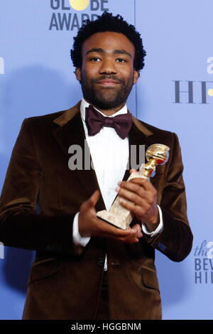 Beverly Hills, noi. 9 Gen, 2017. Donald Glover pone nella sala stampa della 74a Annuale di Golden Globe Awards, Golden Globes, in Beverly Hills Los Angeles, Stati Uniti d'America, il 08 gennaio 2017. Foto: Hubert Boesl foto: Hubert Boesl/dpa/Alamy Live News Foto Stock