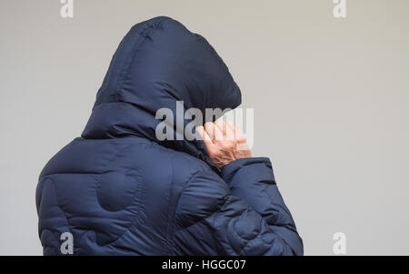 Bochum, Germania. Il 9 gennaio, 2017. L'ex agente segreto Werner Mauss nasconde il suo volto sotto una cappa presso il tribunale distrettuale di Bochum, Germania, 9 gennaio 2017. La versione di prova di imposta contro il leggendario ex-agent Mauss riguarda un segreto presunto fonds che ha finanziato le sue missioni. Foto: Bernd Thissen/dpa/Alamy Live News Foto Stock