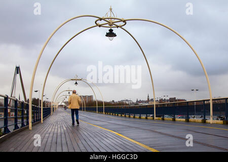 Southport Pier, Merseyside, Regno Unito. 9 gennaio, 2017. Regno Unito Meteo. Walkers brave Pesanti rovesci e venti blustery di fare una passeggiata per le località antica struttura in stile vittoriano. Gales sono previsioni meteo per tornare al nord-ovest in seguito, con le magie di sole e docce invernale probabile. I pontili sono un unico simbolo del lungomare vittoriano Inghilterra del passato e del presente e sono architettura balneare a sua migliori. © MediaWorldImages/Alamy Live News Foto Stock