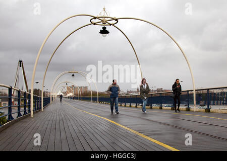 Southport Pier, Merseyside, Regno Unito. 9 gennaio, 2017. Regno Unito Meteo. Walkers brave Pesanti rovesci e venti blustery di fare una passeggiata per le località antica struttura in stile vittoriano. Gales sono previsioni meteo per tornare al nord-ovest in seguito, con le magie di sole e docce invernale probabile. I pontili sono un unico simbolo del lungomare vittoriano Inghilterra del passato e del presente e sono architettura balneare a sua migliori. © MediaWorldImages/Alamy Live News Foto Stock