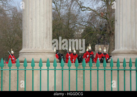 Londra, Regno Unito. 9 gennaio, 2017. Membri della cavalleria della famiglia a Hyde Park Corner durante lo sciopero sulla metropolitana di Londra. Data foto: Lunedì, 9 gennaio 2017. Foto di credito dovrebbe leggere: Roger Garfield/Alamy Live News Foto Stock