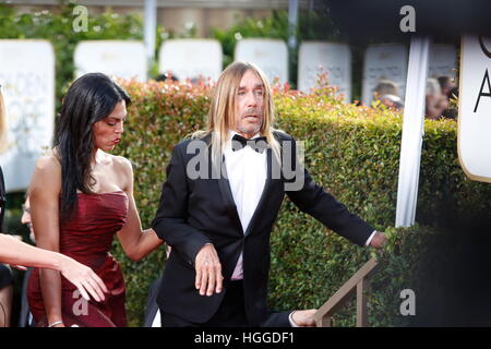 Beverly Hills, noi. 08 gen 2017. Nina Alu e Iggy Pop arrivano al 74Annuale di Golden Globe Awards, Golden Globes, in Beverly Hills Los Angeles, Stati Uniti d'America, il 08 gennaio 2017. Foto: Hubert Boesl - nessun filo SERVICE - foto: Hubert Boesl/dpa/Alamy Live News Foto Stock