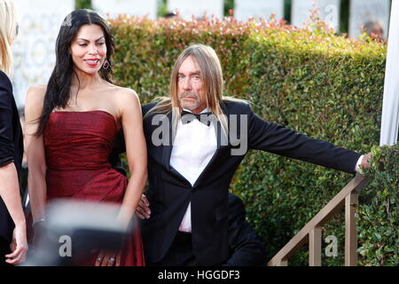 Beverly Hills, noi. 08 gen 2017. Nina Alu e Iggy Pop arrivano al 74Annuale di Golden Globe Awards, Golden Globes, in Beverly Hills Los Angeles, Stati Uniti d'America, il 08 gennaio 2017. Foto: Hubert Boesl - nessun filo SERVICE - foto: Hubert Boesl/dpa/Alamy Live News Foto Stock