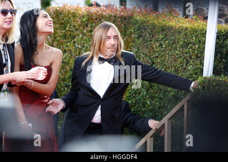 Beverly Hills, noi. 08 gen 2017. Nina Alu e Iggy Pop arrivano al 74Annuale di Golden Globe Awards, Golden Globes, in Beverly Hills Los Angeles, Stati Uniti d'America, il 08 gennaio 2017. Foto: Hubert Boesl - nessun filo SERVICE - foto: Hubert Boesl/dpa/Alamy Live News Foto Stock