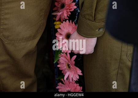 Gerusalemme, Israele. 9 gennaio, 2017. Femmina 22 enne tenente Shir Hajaj di Ma'aleh Adumim viene portato a poggiare sul Mount Herzl cimitero militare. Quattro IDF soldati sono stati uccisi e 17 feriti, quando un carrello azionato da un terrorista palestinese conficcata in un gruppo di soldati adiacente all'Armon Hanatziv promenade in Gerusalemme la domenica pomeriggio, 8 gennaio, 2017. Credito: Nir Alon/Alamy Live News Foto Stock