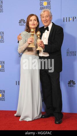 Beverly Hills, CA. 8 Gen, 2017. Isabelle Huppert, Paul Verhoeven in sala stampa per 74Annuale di Golden Globe Awards 2017 - Sala stampa, il Beverly Hilton Hotel di Beverly Hills, CA 8 gennaio 2017. © Adrian Newton/Everett raccolta/Alamy Live News Foto Stock