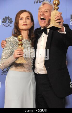 Beverly Hills, CA. 8 Gen, 2017. Isabelle Huppert, Paul Verhoeven in sala stampa per 74Annuale di Golden Globe Awards 2017 - Sala stampa, il Beverly Hilton Hotel di Beverly Hills, CA 8 gennaio 2017. © Adrian Newton/Everett raccolta/Alamy Live News Foto Stock