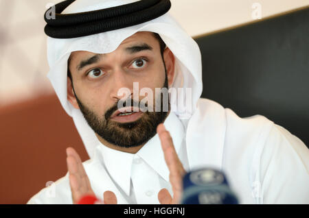 Al Khor, in Qatar. Il 9 gennaio, 2017. Hassan Al Thawadi, Segretario Generale del Comitato supremo per la consegna e il lascito del 2022 FIFA World Cup parla durante un colloquio in una sala conferenze presso l'Al Bidda Tower, la residenza del comitato Al Khor, Qatar, 9 gennaio 2017. Credito: dpa picture alliance/Alamy Live News Foto Stock