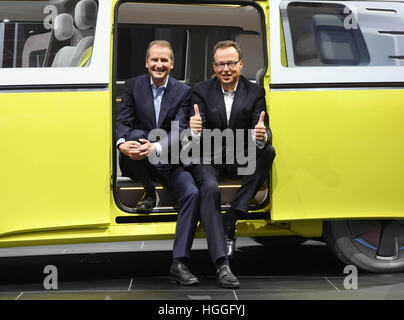 Detroit, noi. Il 9 gennaio, 2017. Herbert Diess (l), Marchio Presidente della Volkswagen (VW), e Hinrich Woebcken, CEO di VW America del Nord, presente il VW I.D. Buzz durante la prima giornata della stampa al North American International Auto Show (NAIAS) a Detroit, US, 9 gennaio 2017. La fiera si apre le sue porte il 9 gennaio per la stampa e i concessionari di automobili, il pubblico può visitare la fiera tra il 14 e il 22 gennaio 2017. Foto: Uli Deck/dpa/Alamy Live News Foto Stock