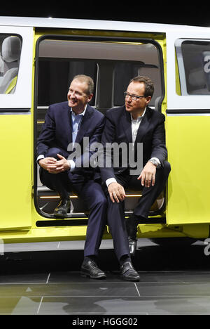 Detroit, noi. Il 9 gennaio, 2017. Herbert Diess (l), Marchio Presidente della Volkswagen (VW), e Hinrich Woebcken, CEO di VW America del Nord, presente il VW I.D. Buzz durante la prima giornata della stampa al North American International Auto Show (NAIAS) a Detroit, US, 9 gennaio 2017. La fiera si apre le sue porte il 9 gennaio per la stampa e i concessionari di automobili, il pubblico può visitare la fiera tra il 14 e il 22 gennaio 2017. Foto: Uli Deck/dpa/Alamy Live News Foto Stock