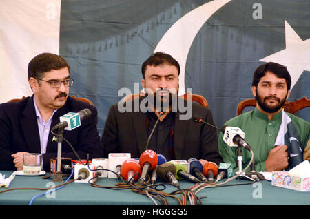 Home Balochistan Ministro, Sarfraz Bugti indirizzi alla media delle persone durante la conferenza stampa tenutasi a Quetta, lunedì 09 gennaio, 2017. Balakh Sher Badini ex comandante BLA, portavoce del governo di Balochistan Anwar-ul-Haq Kakar e scavare FC Brig Khalid presente anche in questa occasione. Foto Stock