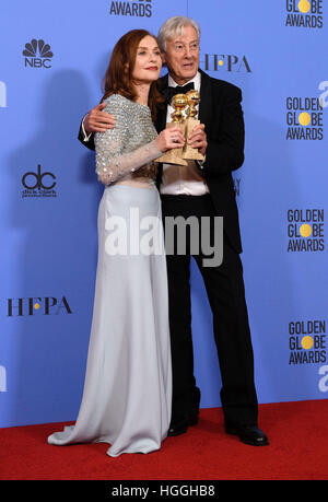 Beverly Hills, CA, Stati Uniti d'America. 8 Gen, 2017. Isabelle Huppert, Paul Verhoeven. 74Annuale di Golden Globe Awards tenutosi presso il Beverly Hilton di Beverly Hills, CA domenica 8 gennaio 2017. Photo credit: HFPA/AdMedia © Hfpa/AdMedia/ZUMA filo/Alamy Live News Foto Stock