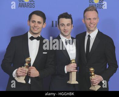 Hollywood, California, USA. 8 Gen, 2017. Ho15874CHW.74Golden annuale Awards - Press Room .Il Beverly Hilton Hotel di Beverly Hills, CA.01/08/2017.BENJ PASEK, JUSTIN HURWITZ E JUSTIN Paolo . © Clinton H.Wallace/Photomundo International/ Foto Inc © Clinton Wallace/Globe foto/ZUMA filo/Alamy Live News Foto Stock