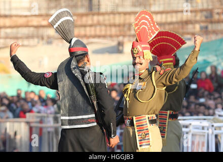 Lahore. Il 9 gennaio, 2017. Un pakistano ranger (L) pone il gesto di un soldato indiano durante un abbassamento di bandiera cerimonia Wagah al confine fra Pakistan e India in Pakistan orientale di Lahore il 9 gennaio, 2017. Il quotidiano drastico abbassamento di bandiera cerimonia attrae molti visitatori sia dal Pakistan e India. © Liu Tian/Xinhua/Alamy Live News Foto Stock