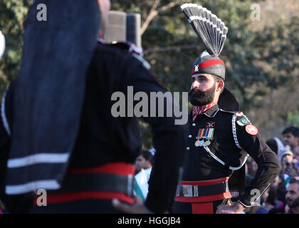 Lahore. Il 9 gennaio, 2017. Un pakistano ranger stand durante un abbassamento di bandiera cerimonia Wagah al confine fra Pakistan e India in Pakistan orientale di Lahore il 9 gennaio, 2017. Il quotidiano drastico abbassamento di bandiera cerimonia attrae molti visitatori sia dal Pakistan e India. © Liu Tian/Xinhua/Alamy Live News Foto Stock