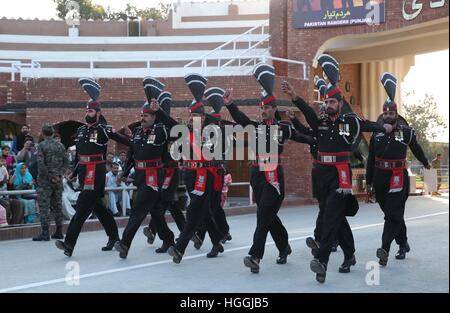 Lahore. Il 9 gennaio, 2017. Rangers pakistani a piedi durante un abbassamento di bandiera cerimonia Wagah al confine fra Pakistan e India in Pakistan orientale di Lahore il 9 gennaio, 2017. Il quotidiano drastico abbassamento di bandiera cerimonia attrae molti visitatori sia dal Pakistan e India. © Liu Tian/Xinhua/Alamy Live News Foto Stock