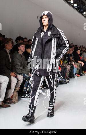 Londra, Regno Unito. 8 gennaio, 2017. Un modello presenta KTZ Autunno/Inverno 2017 raccolta durante una sfilata a Londra la settimana della moda maschile. Credito: Kathy Li/Alamy Live News Foto Stock