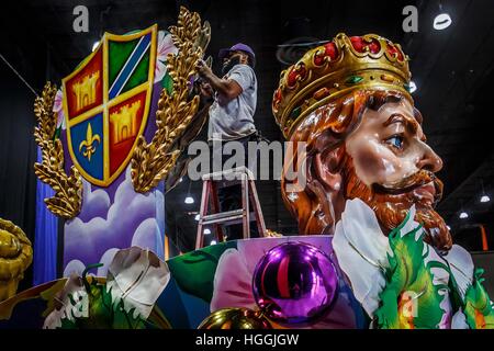 Non costituite in Palm Beach County, Florida, Stati Uniti d'America. 9 Gen, 2017.Terry Calvin, New Orleans, in Louisiana, applica ritocchi vernice su un Mardi Gras World display come Final fervono i preparativi per il venerdì a mezzogiorno apertura del 2017 South Florida fiera presso la fiera e il centro expo non costituite in società in Palm Beach County. Fotografato il lunedì, 9 gennaio, 2017.© Thomas Cordy/Palm Beach post/ZUMA filo/Alamy Live News Foto Stock