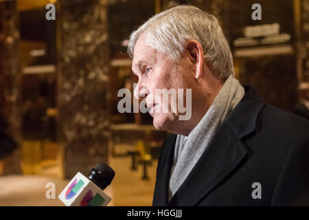 New York, Stati Uniti d'America. Il 9 gennaio, 2017. Univision CEO Randy Falco è visto parlando con la stampa nella lobby di Trump Tower a New York, NY, STATI UNITI D'AMERICA su Gennaio 9, 2017. Credito: Albin Lohr-Jones/Piscina via CNP /MediaPunch/Alamy Live News Foto Stock