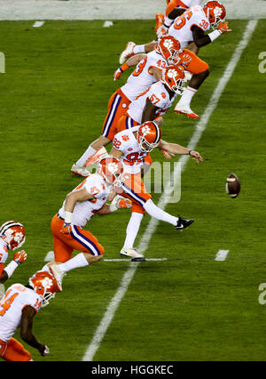 Tampa, STATI UNITI D'AMERICA. Il 9 gennaio, 2017. Clemson Tigers kick-off per l'inizio del College Football Playoff Campionato Nazionale gioco contro Alabama Crimson Tide a Tampa. Credito: ZUMA Premere Inc/Alamy NewsTampa Live, STATI UNITI D'AMERICA. Il 9 gennaio, 2017. Credito: ZUMA Premere Inc/Alamy Live News Foto Stock