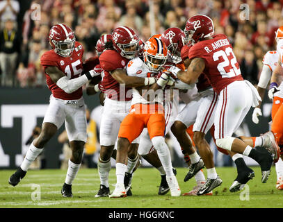 Tampa, STATI UNITI D'AMERICA. Il 9 gennaio, 2017. Clemson Tigers running back Wayne Gallman (9) viene schiacciato tra diversi Alabama Crimson Tide giocatori difensive durante il primo semestre a Tampa. Credito: ZUMA Premere Inc/Alamy NewsTampa Live, STATI UNITI D'AMERICA. Il 9 gennaio, 2017. Credito: ZUMA Premere Inc/Alamy Live News Foto Stock