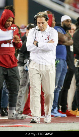 Tampa, STATI UNITI D'AMERICA. Il 9 gennaio, 2017. Alabama Crimson Tide allenatore Nick Saban è visto in disparte durante il primo semestre contro la Clemson Tigers a Tampa. Credito: ZUMA Premere Inc/Alamy NewsTampa Live, STATI UNITI D'AMERICA. Il 9 gennaio, 2017. Credito: ZUMA Premere Inc/Alamy Live News Foto Stock