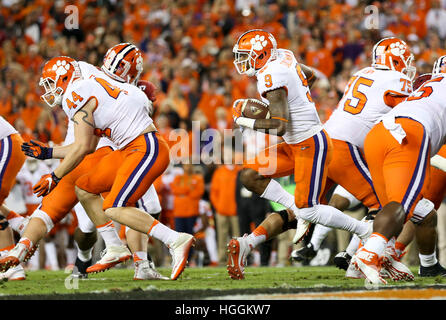 Tampa, STATI UNITI D'AMERICA. Il 9 gennaio, 2017. Clemson Tigers running back Wayne Gallman (9) corre la palla durante il primo semestre contro la Clemson Tigers a Tampa. Credito: ZUMA Premere Inc/Alamy NewsTampa Live, STATI UNITI D'AMERICA. Il 9 gennaio, 2017. Credito: ZUMA Premere Inc/Alamy Live News Foto Stock