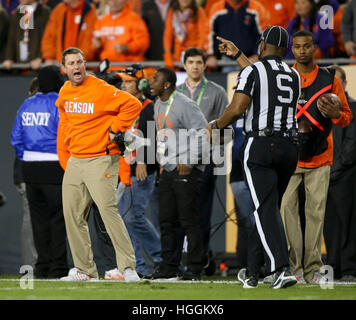 Tampa, STATI UNITI D'AMERICA. Il 9 gennaio, 2017. Clemson Tigers head coach Dabo Swinney grida a un arbitro non identificato durante la prima metà contro Alabama Crimson Tide a Tampa. Credito: ZUMA Premere Inc/Alamy NewsTampa Live, STATI UNITI D'AMERICA. Il 9 gennaio, 2017. Credito: ZUMA Premere Inc/Alamy Live News Foto Stock