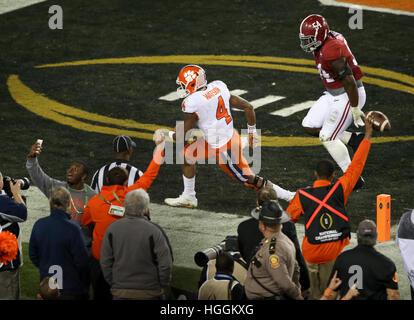 Tampa, STATI UNITI D'AMERICA. Il 9 gennaio, 2017. Clemson Tigers quarterback Deshaun Watson (4) scorre nella zona di estremità di una prima metà touchdown contro Alabama Crimson Tide a Tampa. Credito: ZUMA Premere Inc/Alamy Live News Foto Stock