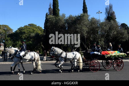 Lisbona, Portogallo. Il 9 gennaio, 2017. La carrozza trainata da cavalli che trasportano la bara dell ex presidente Mário Soares arriva presso il Monastero di Geronimo a Lisbona, Portogallo. In un vertiginoso aumento omaggio, migliaia di portoghese ha preso a strade di capitale Lisbona lunedì di dire addio al defunto ex presidente Mário Soares, un uomo ampiamente noto come il padre della democrazia' nel paese. © Zhang Liyun/Xinhua/Alamy Live News Foto Stock