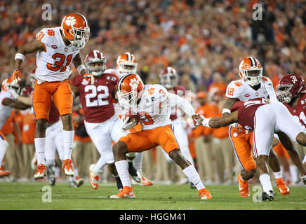 Tampa, STATI UNITI D'AMERICA. Il 9 gennaio, 2017. Clemson Tigers wide receiver ARTAVIS SCOTT (3) corre la palla come Clemson Tigers sicurezza KYLE COTE (32) si affaccia su durante il primo trimestre contro Alabama Crimson Tide. © Loren Elliott/Tampa Bay volte/ZUMA filo/Alamy Live News Foto Stock