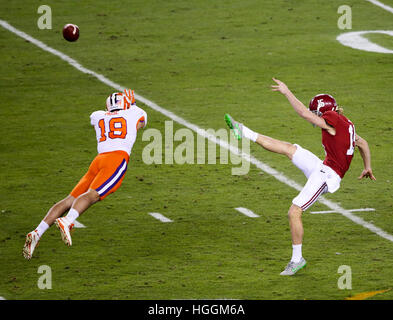 Tampa, STATI UNITI D'AMERICA. Il 9 gennaio, 2017. Clemson Tigers JADAR sicurezza Johnson (18) è in grado di ottenere una mano su un punt da Alabama Crimson Tide punter JK Scott durante il primo semestre. © Dirk Shadd/Tampa Bay volte/ZUMA filo/Alamy Live News Foto Stock