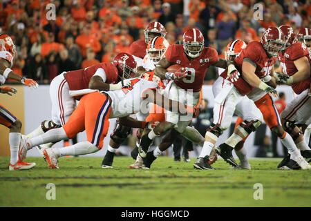 Tampa, Florida, Stati Uniti d'America. Il 9 gennaio, 2017. Alabama Crimson Tide running back Bo Scarbrough (9) Guadagno di quattro cantieri durante il secondo trimestre del College Football Playoff titolo nazionale del gioco tra l'Alabama Crimson Tide e la Clemson Tigers presso Raymond James Stadium di Tampa. © sarà Vragovic/Tampa Bay volte/ZUMA filo/Alamy Live News Foto Stock