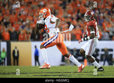 Tampa, Florida, Stati Uniti d'America. Il 9 gennaio, 2017. Clemson Tigers wide receiver Deon Caino (8) Catture e corre la palla durante il secondo trimestre del College Football Playoff titolo nazionale del gioco tra l'Alabama Crimson Tide e la Clemson Tigers presso Raymond James Stadium di Tampa. © sarà Vragovic/Tampa Bay volte/ZUMA filo/Alamy Live News Foto Stock