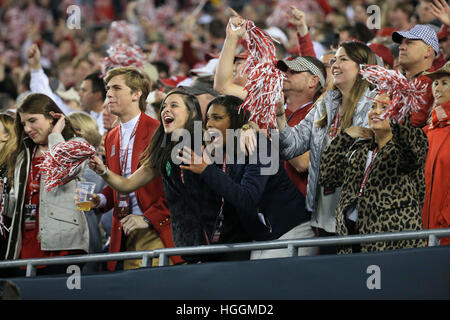 Tampa, Florida, Stati Uniti d'America. Il 9 gennaio, 2017. Alabama Crimson Tide ventole reagiscono al touchdown di Bo Scarbrough (9) durante la prima metà del College Football Playoff titolo nazionale del gioco tra l'Alabama Crimson Tide e la Clemson Tigers presso Raymond James Stadium di Tampa. © sarà Vragovic/Tampa Bay volte/ZUMA filo/Alamy Live News Foto Stock