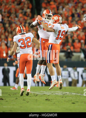 Tampa, Florida, Stati Uniti d'America. Il 9 gennaio, 2017. Clemson Tigers celebrare dopo il punt bloccato al College Football Playoff titolo nazionale del gioco tra l'Alabama Crimson Tide e la Clemson Tigers presso Raymond James Stadium di Tampa. © sarà Vragovic/Tampa Bay volte/ZUMA filo/Alamy Live News Foto Stock