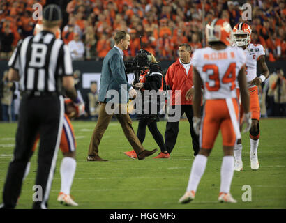 Tampa, Florida, Stati Uniti d'America. Il 9 gennaio, 2017. Tempo di due Super Bowl vincitore Peyton Manning porta al campo per il coin toss all inizio del College Football Playoff titolo nazionale del gioco tra l'Alabama Crimson Tide e la Clemson Tigers presso Raymond James Stadium di Tampa. © sarà Vragovic/Tampa Bay volte/ZUMA filo/Alamy Live News Foto Stock