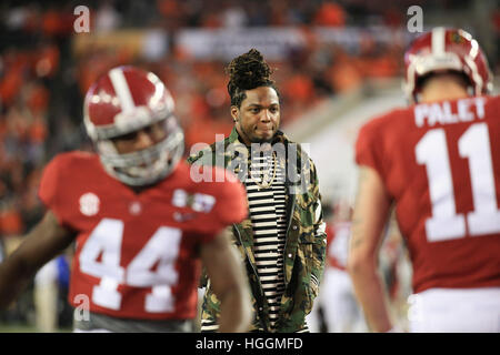 Tampa, Florida, Stati Uniti d'America. Il 9 gennaio, 2017. Ex Crimson Tide player Derrick Henry (medio) orologi Alabama warm up prima del College Football Playoff titolo nazionale del gioco tra l'Alabama Crimson Tide e la Clemson Tigers presso Raymond James Stadium di Tampa. © sarà Vragovic/Tampa Bay volte/ZUMA filo/Alamy Live News Foto Stock