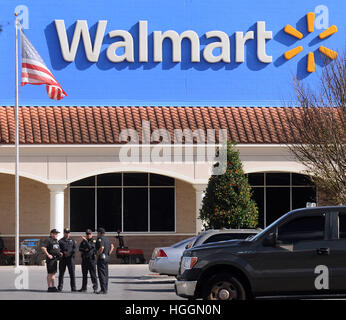 Orlando, Stati Uniti d'America. 9 Gen, 2017. Supporto di polizia al di fuori del negozio Walmart a Orlando in Florida dove Markeith Loyd avrebbe sparato e ucciso un Orlando, Florida funzionario di polizia il 9 gennaio 2017. La vittima è stata Comandante Sergente Debra Clayton, un 17-anno di veterano del dipartimento. Loyd era anche ricercate per il presunto omicidio del suo 24 enne incinta ex-girlfriend Sade Nixon in dicembre. Credito: Paul Hennessy/Alamy Live News Foto Stock