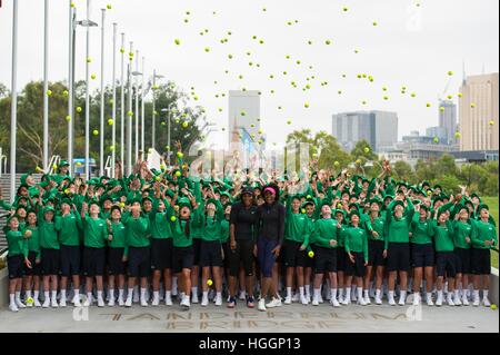 Melbourne, Australia. Decimo gen, 2017. Serena Williams (L) e Venus Williams degli Stati Uniti iscriviti Australian Open ballkids per un servizio fotografico sessione davanti degli Australian Open 2017 a Melbourne Park a Melbourne, Australia, 10 gennaio, 2017. Australian Open 2017 si svolgerà a Melbourne Park da Gen 16 al 29 gennaio. © Bai Xue/Xinhua/Alamy Live News Foto Stock