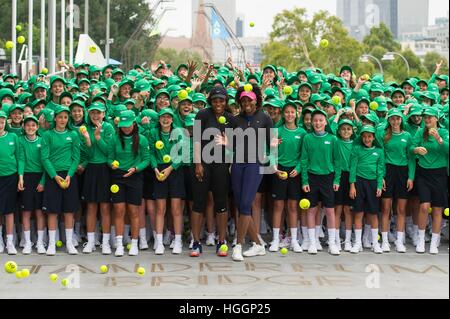 Melbourne, Australia. Decimo gen, 2017. Serena Williams (L) e Venus Williams degli Stati Uniti iscriviti Australian Open ballkids per un servizio fotografico sessione davanti degli Australian Open 2017 a Melbourne Park a Melbourne, Australia, 10 gennaio, 2017. Australian Open 2017 si svolgerà a Melbourne Park da Gen 16 al 29 gennaio. © Bai Xue/Xinhua/Alamy Live News Foto Stock