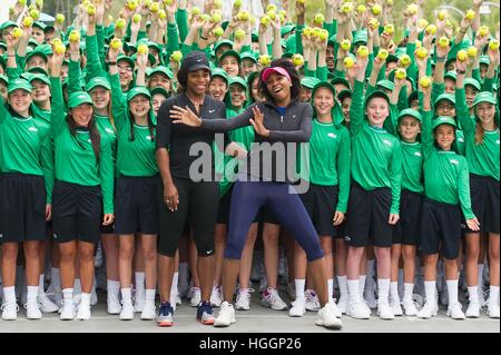 Melbourne, Australia. Decimo gen, 2017. Serena Williams (L) e Venus Williams degli Stati Uniti iscriviti Australian Open ballkids per un servizio fotografico sessione davanti degli Australian Open 2017 a Melbourne Park a Melbourne, Australia, 10 gennaio, 2017. Australian Open 2017 si svolgerà a Melbourne Park da Gen 16 al 29 gennaio. © Bai Xue/Xinhua/Alamy Live News Foto Stock