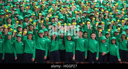 Melbourne, Australia. Decimo gen, 2017. Australian Open ballkids posare per un servizio fotografico sessione davanti degli Australian Open 2017 a Melbourne Park a Melbourne, Australia, 10 gennaio, 2017. Australian Open 2017 si svolgerà a Melbourne Park da Gen 16 al 29 gennaio. © Bai Xue/Xinhua/Alamy Live News Foto Stock