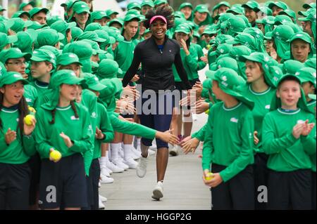 Melbourne, Australia. Decimo gen, 2017. Venus Williams degli Stati Uniti si unisce Australian Open ballkids per un servizio fotografico sessione davanti degli Australian Open 2017 a Melbourne Park a Melbourne, Australia, 10 gennaio, 2017. Australian Open 2017 si svolgerà a Melbourne Park da Gen 16 al 29 gennaio. © Bai Xue/Xinhua/Alamy Live News Foto Stock